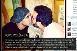 Em apoio a Sheik dupla posa dando beijo 