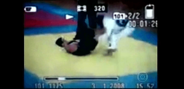 Gabriel, de quimono escuro, sofre golpe e fica tetraplégico durante luta de jiu-jitsu - Reprodução/TV Globo