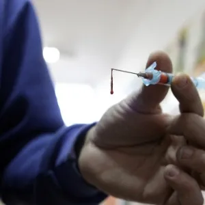 O método delicado para colagem dos materiais requer tinta colorida - Fabio Golembek/Divulgação