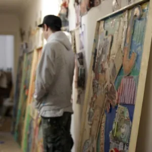 Reflexo do artista Sésper no espelho com suas obras - Fabio Golembek/Divulgação