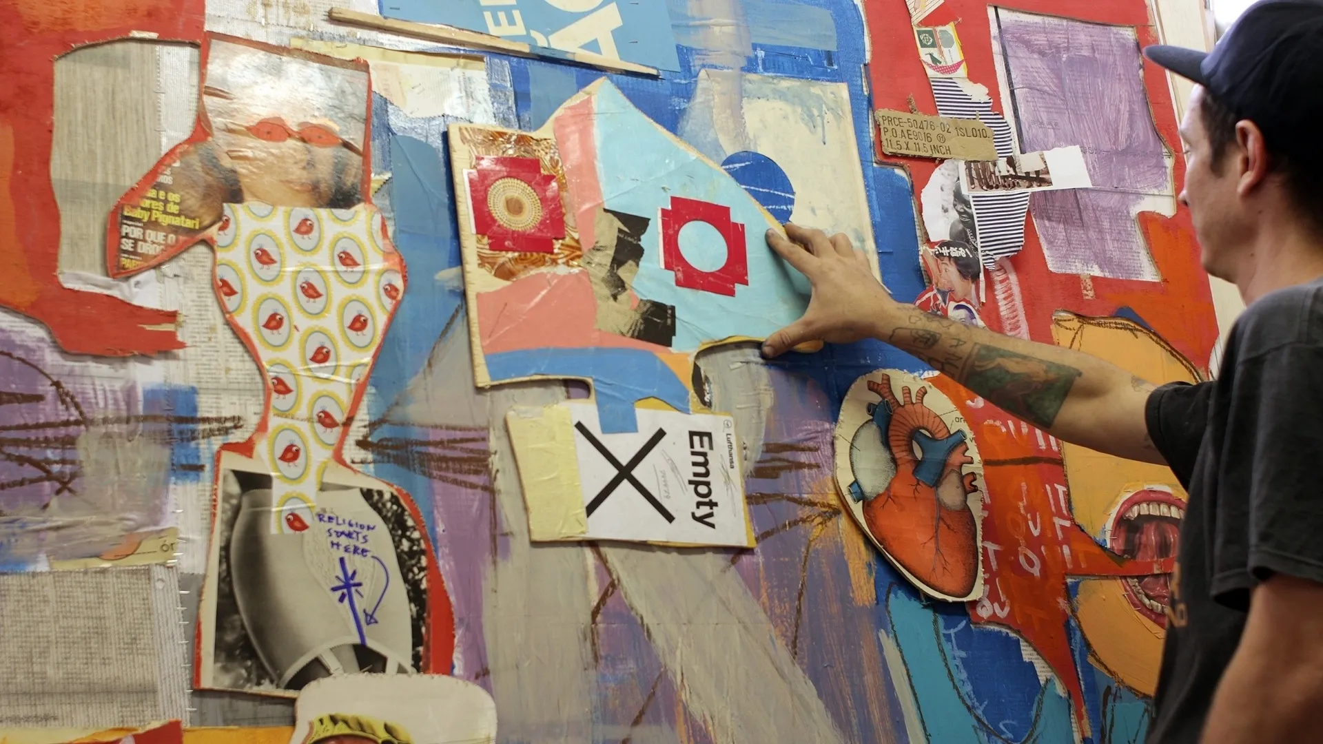 Retalhos e recortes de revistas criam formas tridimensionais - Fabio Golembek/Divulgação