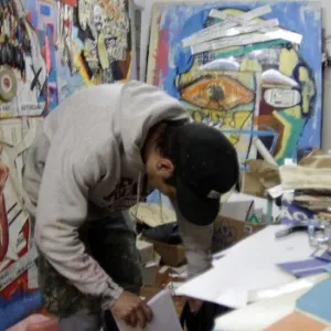 Um dos painéis ao fundo tem canetas encontradas no lixo dos amigos - Fabio Golembek/Divulgação