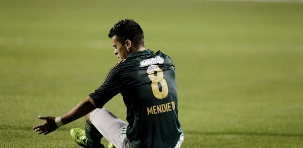 Mendieta, do Palmeiras, é derrubado em campo na partida contra o Atlético-PR  - Reinaldo Canato/UOL