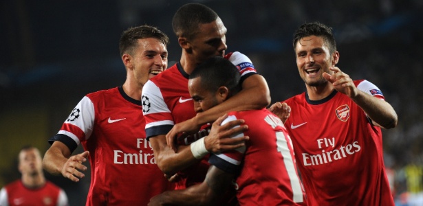 Jogadores do Arsenal comemoram o gol de Gibbs sobre o Fenerbahce pela Liga dos Campeões - AFP PHOTO/BULENT KILIC