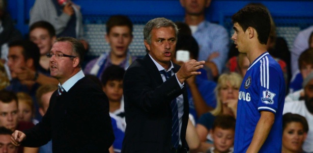 Mourinho dá instrução para Oscar em jogo do Chelsea - REUTERS/Kieran Doherty