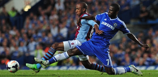 Volante brasileiro Ramires (dir), do Chelsea, está de volta à seleção brasileira