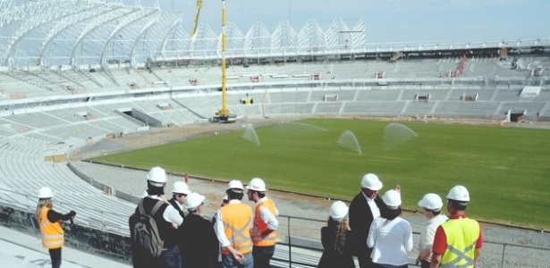 Comitiva da Fifa avaliou e passou orientações sobre o novo gramado do estádio Beira-Rio