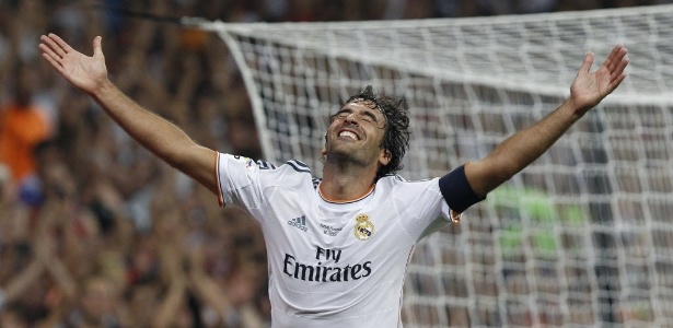 22.ago.2013 - Raúl  comemora após marcar primeiro gol do amistoso entre Real e Al-Sadd  - EFE/Alberto Martín