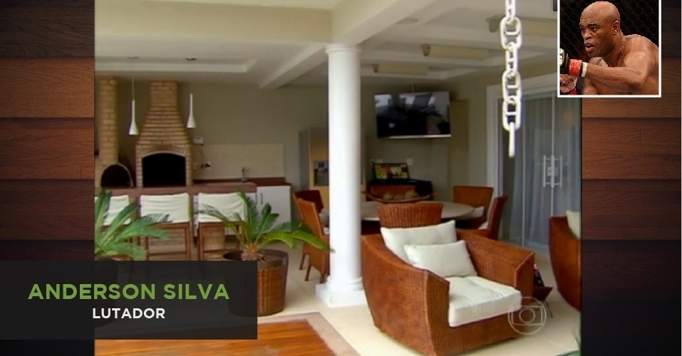A área externa da casa de Anderson Silva é um dos locais preferidos do lutador, que desembolsou cerca de R$ 2 milhões pela mansão. Ela é localizada em um condomínio de luxo na Barra da Tijuca - Arte/UOL - Reprodução/Globo