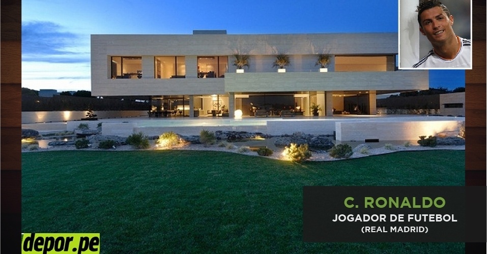 Depois de morar um período de aluguel na mansão, pagando 12 mil euros por mês, ele comprou a casa por cinco milhões de euros. Suas iniciais 'CR' estão na porta principal, nos sofás e almofadas. A mansão tem cinco suites, sendo que a principal, ocupada por Cristiano Ronaldo, tem 70 metros quadrados, - Arte/UOL - Reprodução/Elle