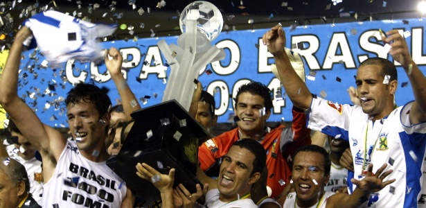 Santo André bateu o Flamengo no Maracanã lotado em 2004 e conquistou a Copa do Brasil - REUTERS/Paulo Whitaker