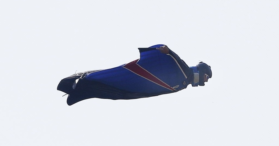 23.08.2013 - Um dos desafios para os atletas que praticam o wingsuit é voar sobre montanhas