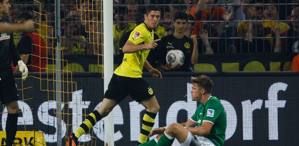 Lewandowski comemora primeiro gol do Borussia Dortmund sobre o Werder Bremen - REUTERS/Ina Fassbender