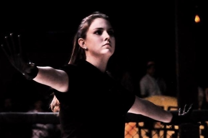A paulista Mariana Faria, de 24 anos, estreou em maio como árbitra de MMA; o sonho é chegar ao UFC - Francisco Brasil/Eventosmma.com.br/Divulgalção