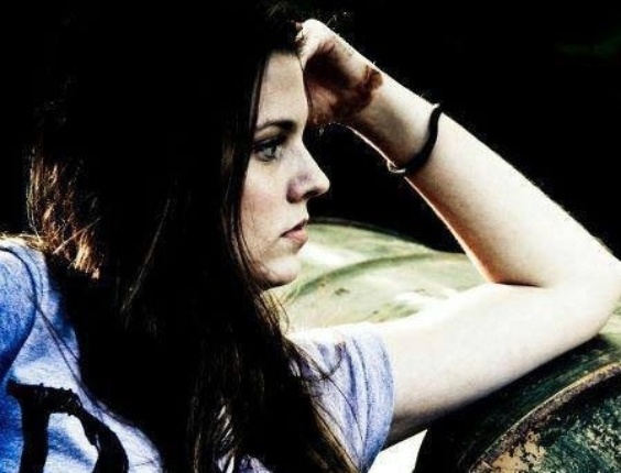 A paulista Mariana Faria é engenheira e, depois de começar a lutar muay thai, acabou iniciando a carreira como árbitra - Reprodução/Facebook