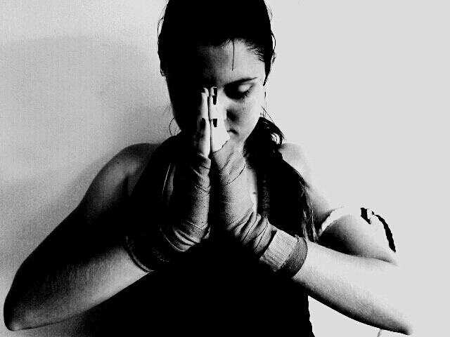 A paulista Mariana Faria é engenheira e, depois de começar a lutar muay thai, acabou iniciando a carreira como árbitra  - Reprodução/Facebook