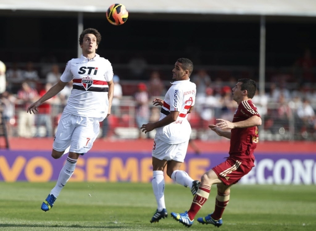25.08.13 - Rodrigo Caio afasta o perigo da defesa do São Paulo na partida contra o Fluminense pelo Brasileirão - Junior Lago/UOL