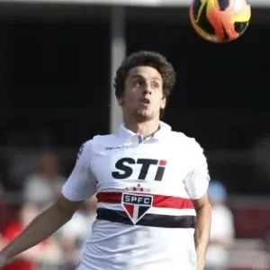 25.08.13 - Rodrigo Caio afasta o perigo da defesa do São Paulo na partida contra o Fluminense pelo Brasileirão - Junior Lago/UOL