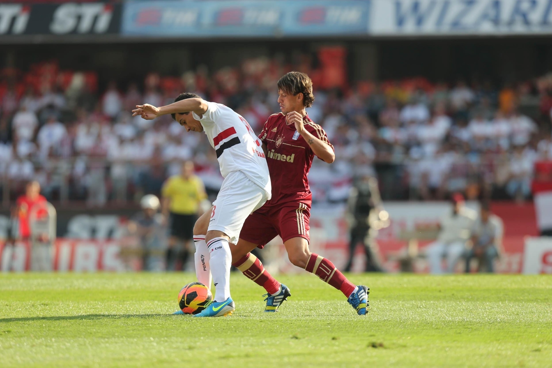 25.08.13 - Ganso é marcado por Diguinho na partida entre São Paulo e Fluminense pelo Brasileirão - Photocamera