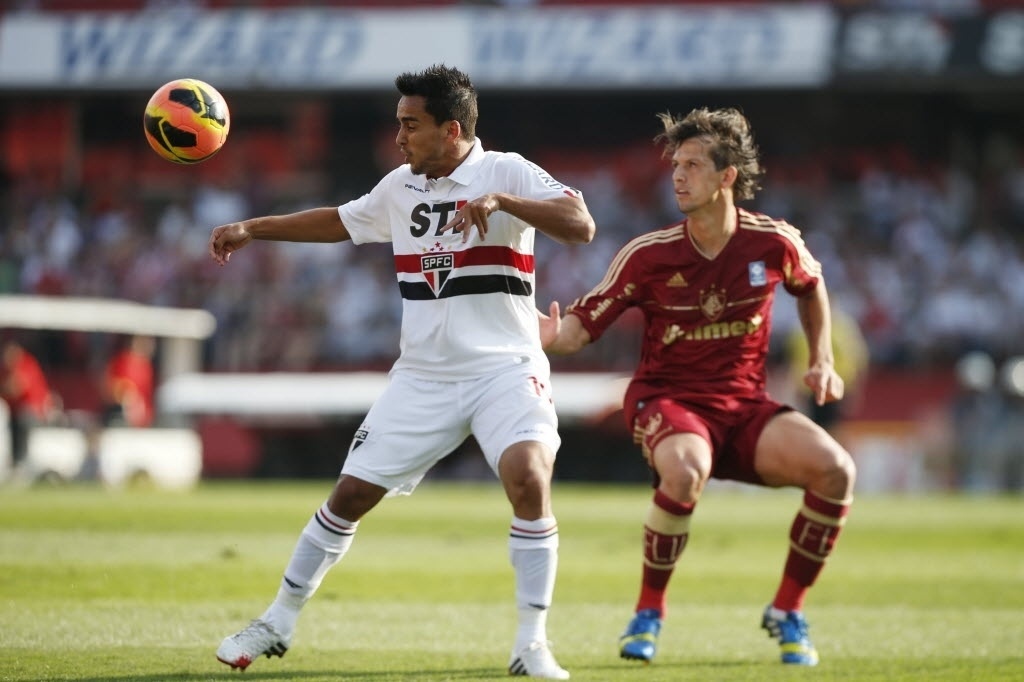 25.08.13 - Jadson se prepara para dominar a bola enquanto é marcado por Diguinho na partida entre São Paulo e Fluminense pelo Brasileirão - Junior Lago/UOL