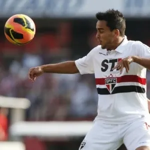 25.08.13 - Jadson se prepara para dominar a bola enquanto é marcado por Diguinho na partida entre São Paulo e Fluminense pelo Brasileirão - Junior Lago/UOL