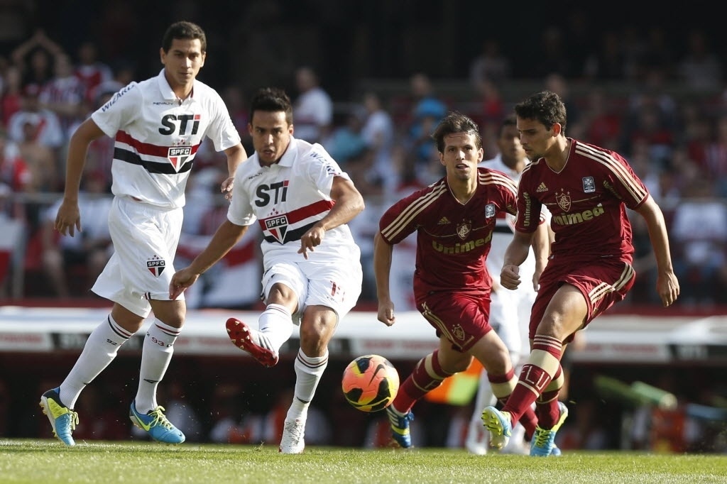 25.08.13 - Jadson tenta enfiada de bola para o São Paulo na partida contra o Fluminense pelo Brasileirão - Junior Lago/UOL