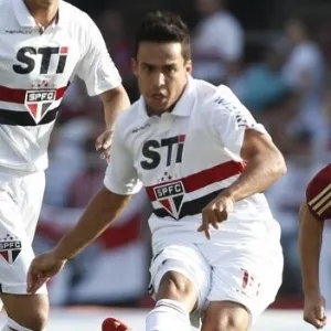 25.08.13 - Jadson tenta enfiada de bola para o São Paulo na partida contra o Fluminense pelo Brasileirão - Junior Lago/UOL