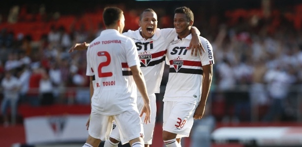 25.08.13 - Jogadores do São Paulo comemoram gol de Reinaldo contra o Fluminense pelo Brasileirão - Junior Lago/UOL
