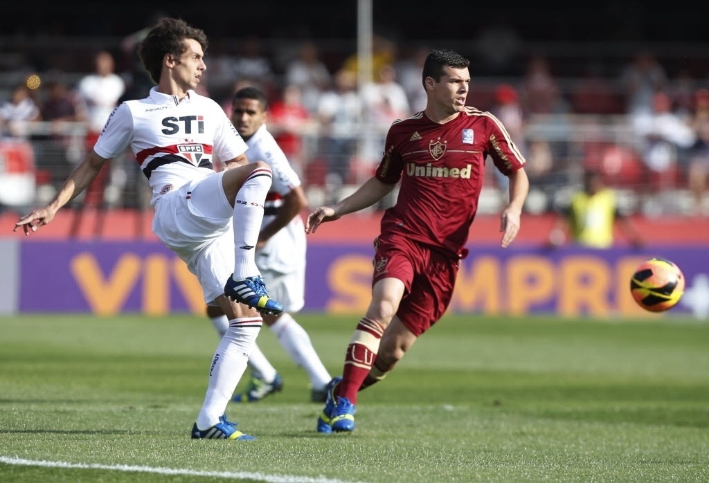 25.08.13 - Rodrigo Caio afasta o perigo da defesa do São Paulo na partida contra o Fluminense pelo Brasileirão - Junior Lago/UOL