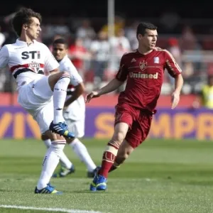 25.08.13 - Rodrigo Caio afasta o perigo da defesa do São Paulo na partida contra o Fluminense pelo Brasileirão - Junior Lago/UOL