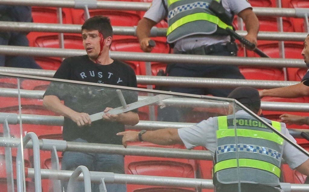 25.08.13 - Torcedor fica ferido após briga entre corintianos e vascaínos em Brasília - Sergio Lima/Folhapress