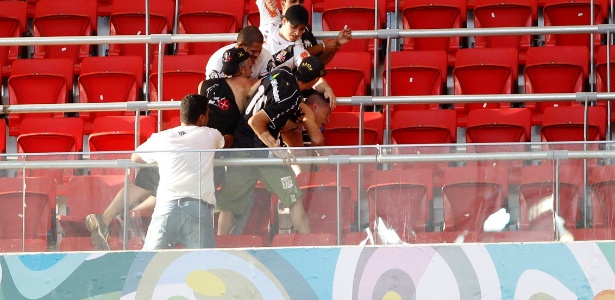 Torcedores de Corinthians e Vasco trocam agressões nas arquibancadas do estádio Mané Garrincha - Adalberto Marques/AGIF