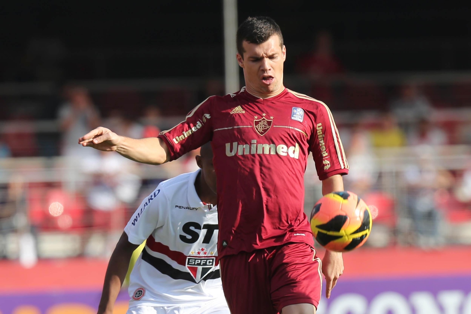 25.08.13 - Wagner é observado de perto por Wellington na partida entre Fluminense e São Paulo pelo Brasileirão - Photocamera