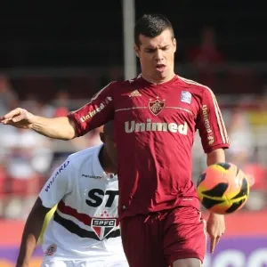 25.08.13 - Wagner é observado de perto por Wellington na partida entre Fluminense e São Paulo pelo Brasileirão - Photocamera