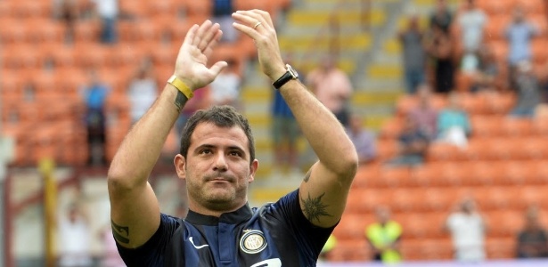 Dejan Stankovic, da Inter de Milão, aplaude a torcida na partida contra o Genoa  - AFP PHOTO / GIUSEPPE CACACE