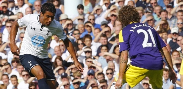 25.ago.2013 - Paulinho dribla Jose Cañas na partida entre Tottenham e Swansea City pelo Campeonato Inglês - EFE/EPA/TAL COHEN