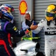 Vettel cumprimenta Hamilton após o GP da Bélgica. O piloto da Red Bull venceu a corrida, e o inglês da Mercedes foi o terceiro colocado - AFP PHOTO / TOM GANDOLFINI
