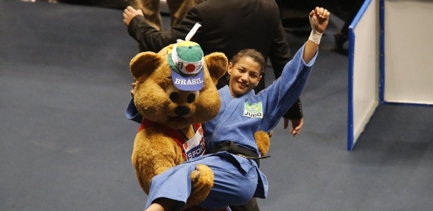 Sarah Menezes foi carregada por um "urso" depois de conquistar o bronze no Mundial - REUTERS/Sergio Moraes