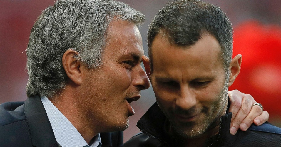 26.ago.2013 - No retorno a Old Trafford, o técnico José Mourinho, do Chelsea, conversa com o meia do Manchester United Ryan Giggs