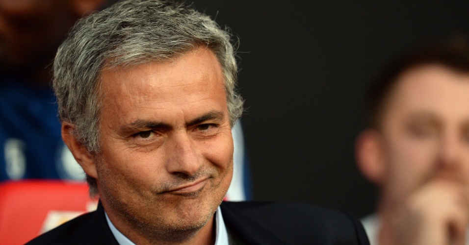 26.ago.2013 - No retorno a Old Trafford, o técnico José Mourinho, do Chelsea, foi bastante provocado pela torcida rival