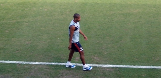 Volante do Fluminense, Valencia retornou aos treinamentos após quatro meses sem jogar - Renan Rodrigues/UOL