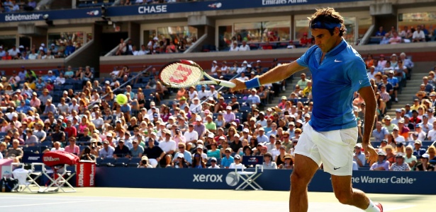 Tenista suíço Roger Federer ataca Grega Zemlja durante partida do Aberto dos EUA - Elsa/Getty Images/AFP 