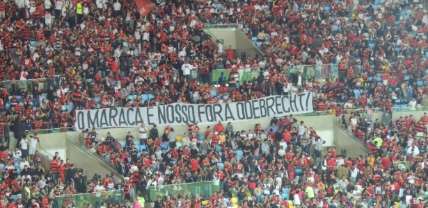 Torcida do Flamengo protesta contra Odebrecht na partida ante o Cruzeiro - Pedro Ivo Almeida/UOL