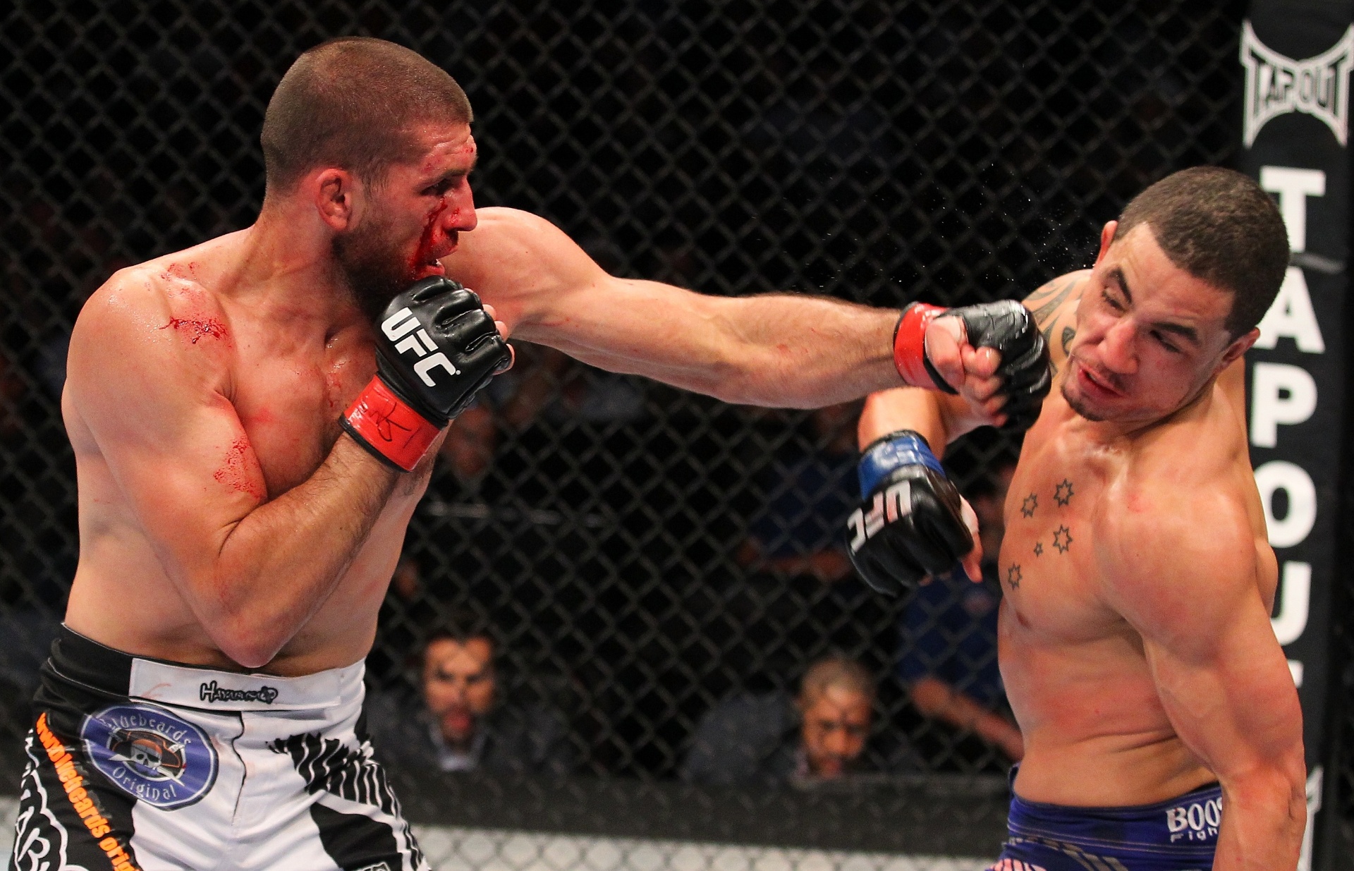 28.08.2013 - Court McGee acerta soco de esquerda no rosto de Robert Whittaker no combate que ele venceu por decisão dividida - Ed Mulholland/Zuffa LLC/Getty Images
