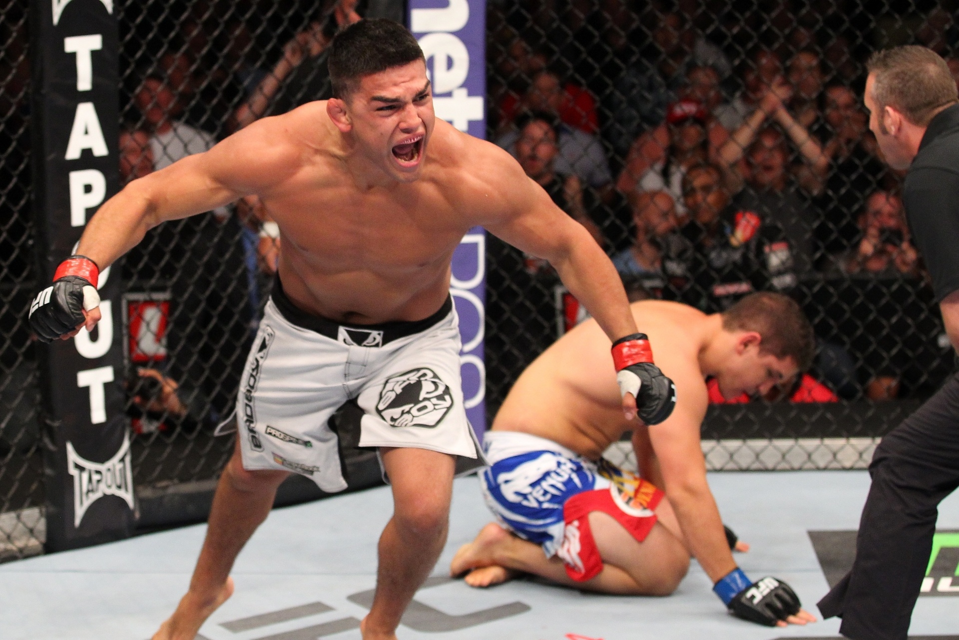 28.08.2013 - Kelvim Gastelum comemora vitória por finalização sobre Brian Melancon, em Indianápolis - Ed Mulholland/Zuffa LLC/Getty Images