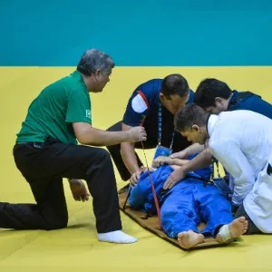 28.08.2013 - O judoca japonês Riki Nakaya e o espanhol Kiyoshi Uematsu foram levados ao hospital Dr. Badim após combates no Mundial de judô, nesta quarta-feira, no Rio de Janeiro - Fernando Soutello/AGIF