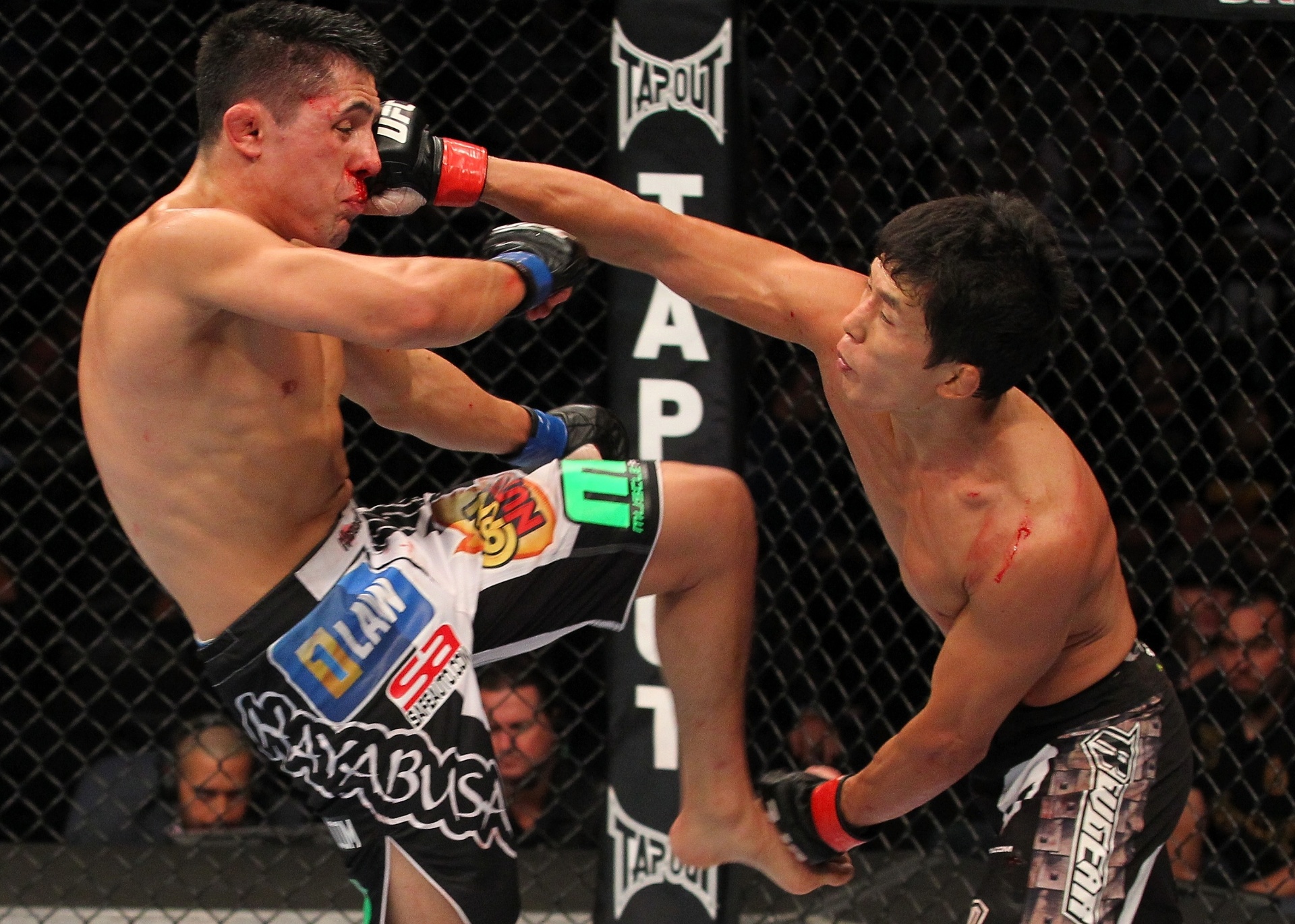 28.08.2013 - Takeya Mizugaki contragolpeia e acerta um soco no rosto do mexicano Erik Perez; japonês venceu a luta por decisão dividida dos árbitros - Ed Mulholland/Zuffa LLC/Getty Images