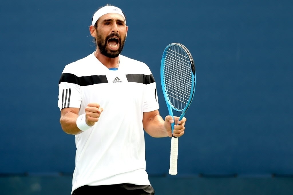 28.ago.2013 - Cipriota Marcos Baghdatis comemora ponto na vitória por 3 a 0 sobre o japonês Go Soeda pela primeira rodada - Matthew Stockman/Getty Images/AFP