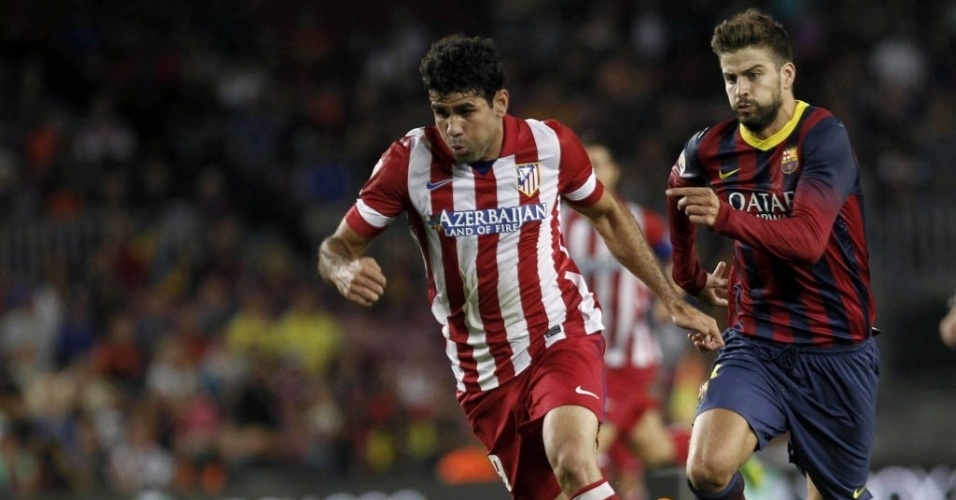 28.ago.2013 - Gerard Piqué corre atrás do brasileiro Diego Costa na partida da Supercopa da Espanha
