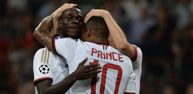 Mario Balotelli é abraçado após marcar o segundo gol do Milan contra o PSV - Giuseppe Cacace/AFP Photo